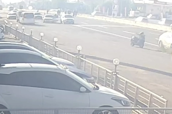 Düzce'de motosiklet yayaya çarptı!