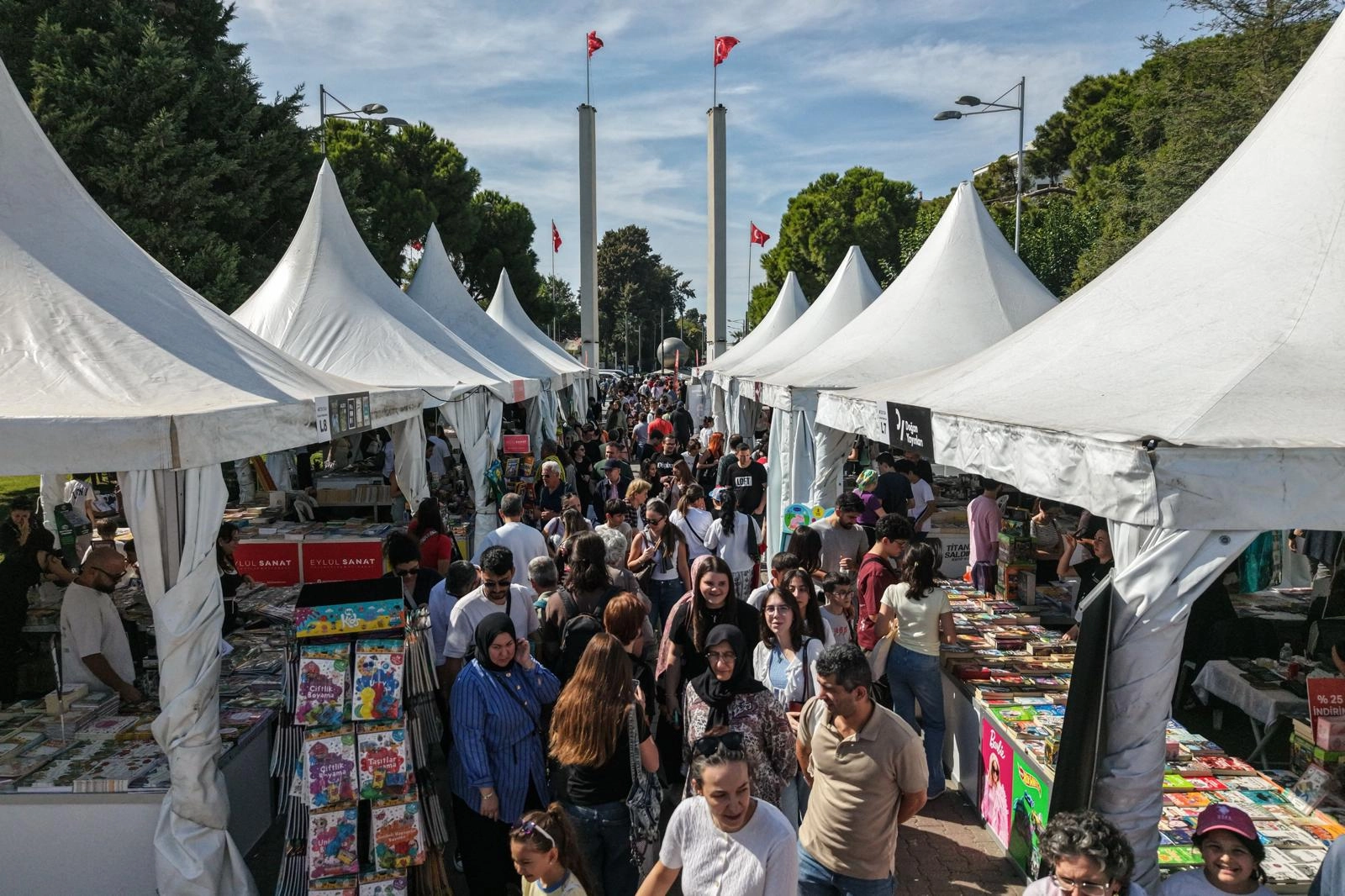 İzmir Kültürpark'ta kitap ve yazar buluşmaları sürüyor
