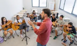 İzmir Büyükşehir'in Yaz Okulu hem eğlendiriyor hem öğretiyor