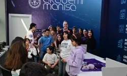 Akademi Manisa'da gençlere robotik ve mühendislik deneyimi