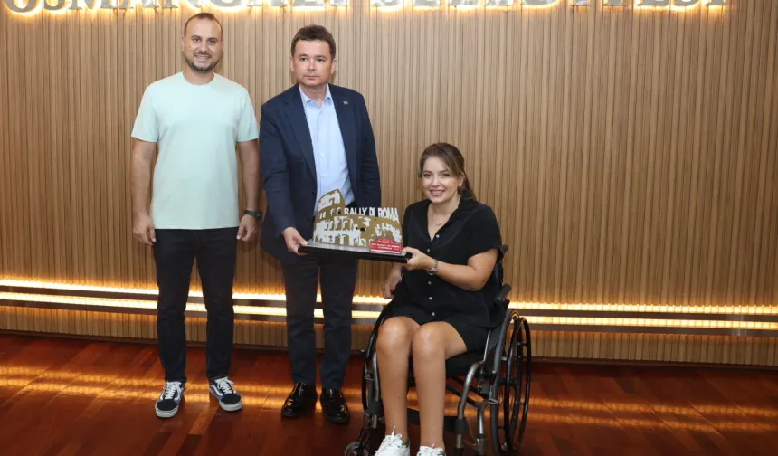 Bursa Osmangazili başarılı pilot kupasını Başkan Aydın'la paylaştı