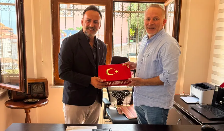 İzmit Belediyesi'nden muhtarlara doğum günü ziyareti